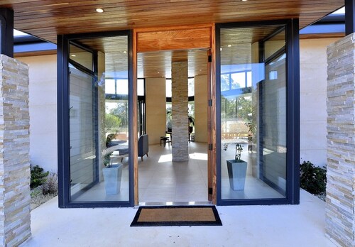 Stunning home on 5 acres with Infinity Pool & Fireplace