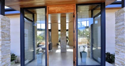 Stunning home on 5 acres with Infinity Pool & Fireplace