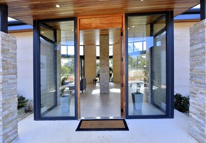 Stunning home on 5 acres with Infinity Pool & Fireplace