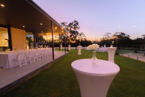 Outdoor banquet area - Stunning home on 5 acres with Infinity Pool & Fireplace (Herron)