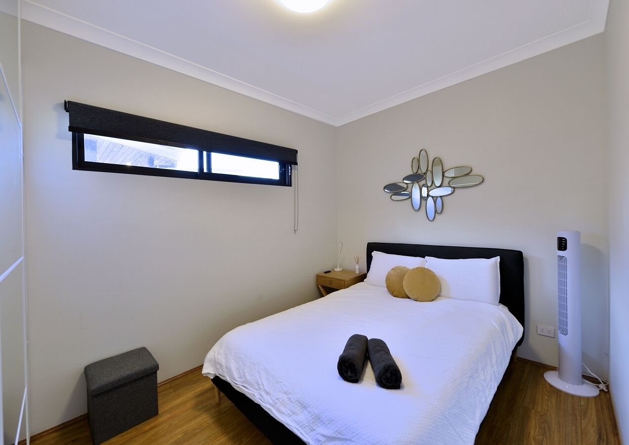 Stunning home on 5 acres with Infinity Pool & Fireplace — image 17