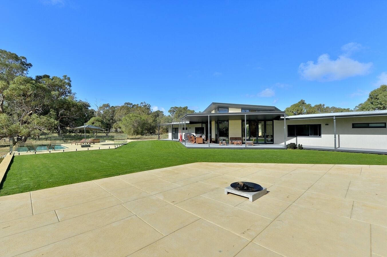 Stunning home on 5 acres with Infinity Pool & Fireplace — image 6