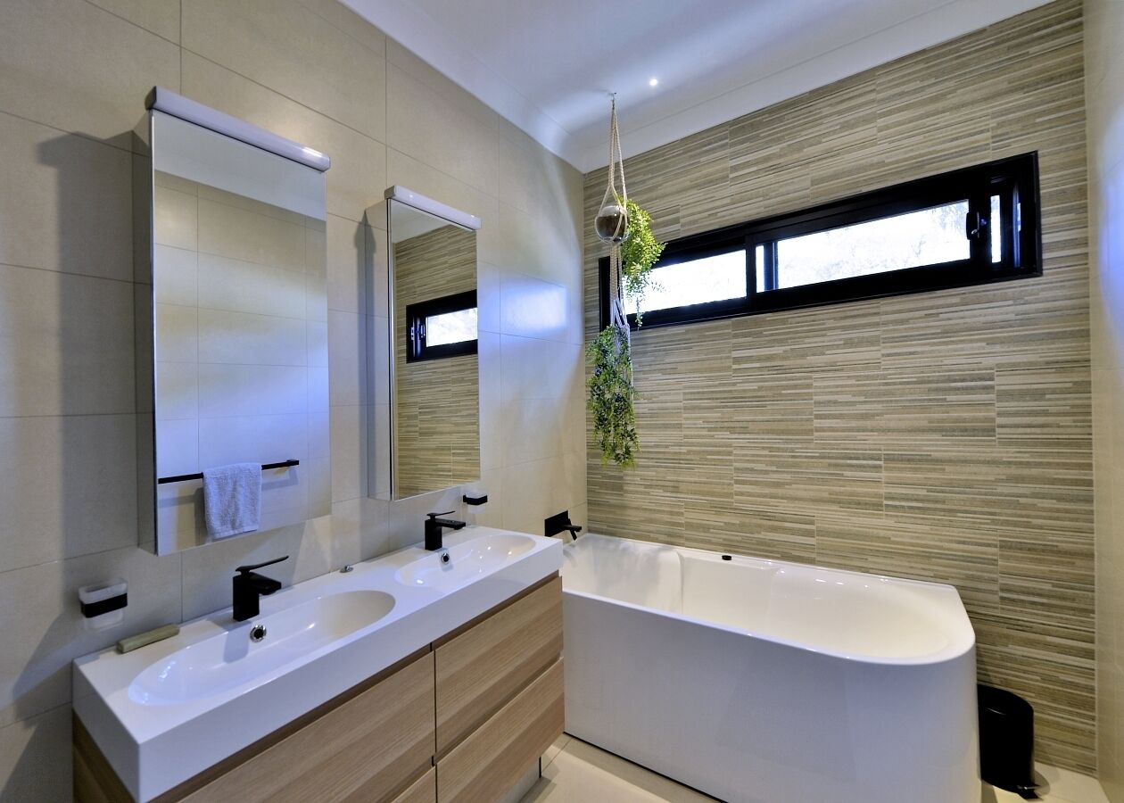 Stunning home on 5 acres with Infinity Pool & Fireplace — image 18