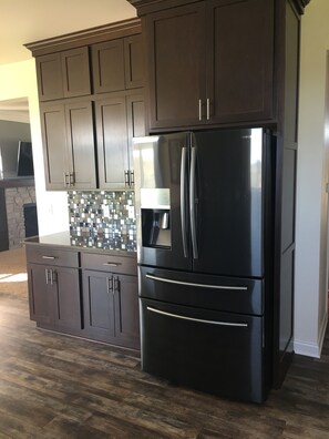 ثلاجة، ميكروويف، فرن، موقد طهي مسطح