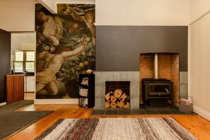 Rumah Basic, 3 kamar tidur | Area keluarga | Smart TV 40-inci dengan saluran TV digital, TV, dan perapian