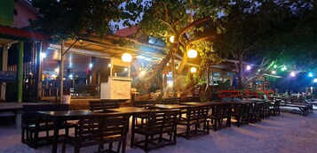 Se sirven desayunos, almuerzos y cenas; cocina local e internacional