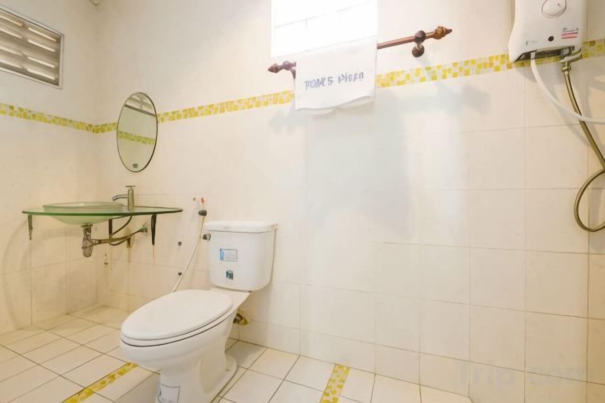 Badkamer | Een douche, gratis toiletartikelen