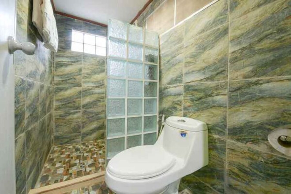 Badkamer | Een douche, gratis toiletartikelen
