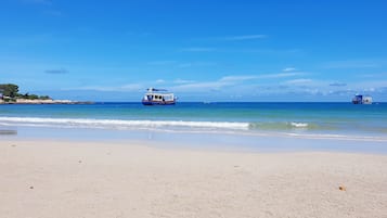 在海灘附近、間海灘酒吧