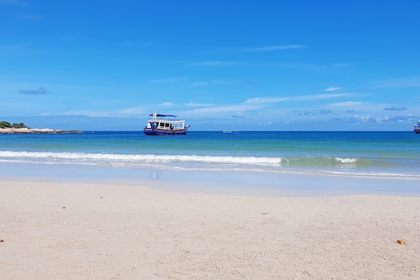 Beach nearby, beach bar