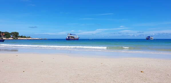 Ubicación cercana a la playa y bar en la playa