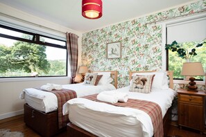 4 bedrooms, iron/ironing board, Internet, bed sheets