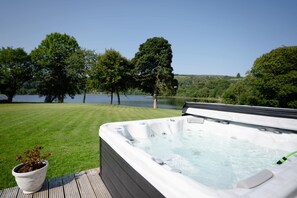 Outdoor spa tub - Kinloch Lodge -  Retreat Group (Inverness)