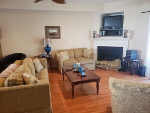 Televisión y chimenea 