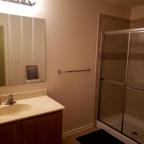 Combined shower/bathtub - Spacious Yet Cozy Edgewater Park Townhouse (Minutes to the Boardwalk) (Rehoboth Beach)