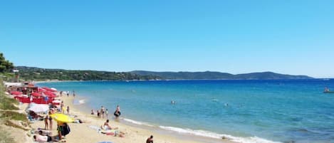 Una spiaggia nelle vicinanze