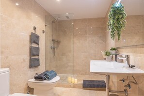 Tina con regadera, secadora de cabello, bidet, toallas 