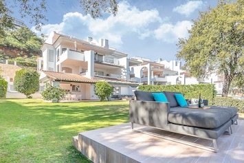 Luxury groundfloor with private garden with a lot of sun and shadows