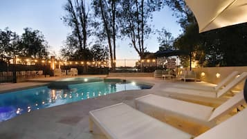 Alberca al aire libre y alberca climatizada