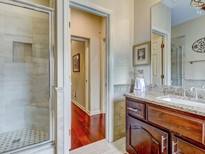 Combined shower/bathtub, hair dryer, towels - Exquisite Estate on Broughton Street! (Savannah)
