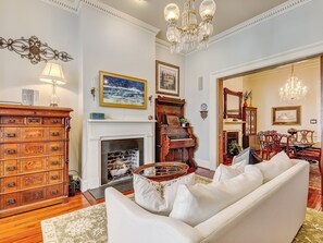 TV - Exquisite Estate on Broughton Street! (Savannah)