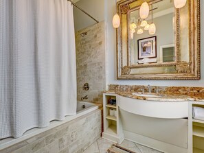 Combined shower/bathtub, hair dryer, towels - Stunning Historic Home on Broughton St (Savannah)