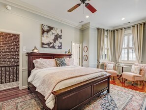 3 bedrooms, iron/ironing board, free WiFi, bed sheets - Stunning Historic Home on Broughton St (Savannah)