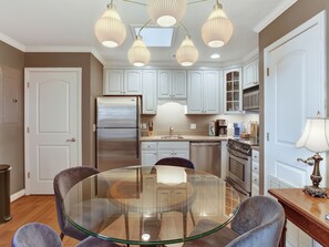 Fridge, microwave, oven, stovetop - Lovely Carriage House In the Middle of Downtown! (Savannah)