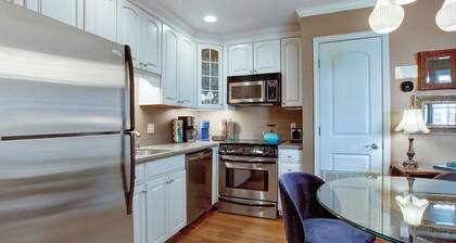 Lovely Carriage House In the Middle of Downtown!