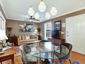 TV - Lovely Carriage House In the Middle of Downtown! (Savannah)
