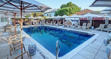 Lovely Carriage House In the Middle of Downtown!
