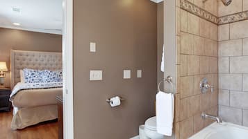 Combined shower/tub, hair dryer, towels