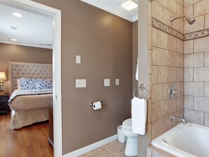 Combined shower/tub, hair dryer, towels