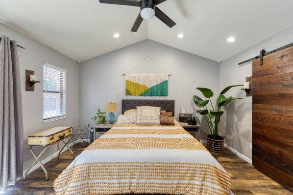 3 bedrooms, desk, iron/ironing board, travel crib