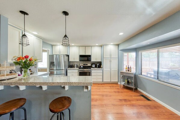 Réfrigérateur, micro-ondes, four, plaque de cuisson