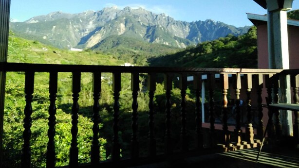 A balcony with a view of a mountain range. - OYO 90195 Anjung Rehat Jamsari (Ranau)