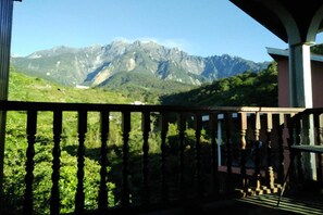 Ein Balkon mit Blick auf ein Gebirge.