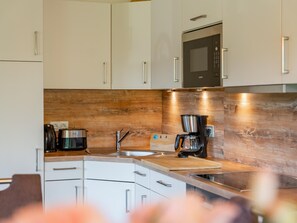 Kaffe- och tebryggare, kylskåp, mikrovågsugn och ugn