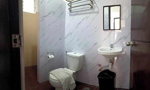 Bathroom - Lolas Lodge (Boracay Island)