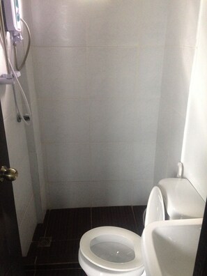 Bathroom - Lolas Lodge (Boracay Island)
