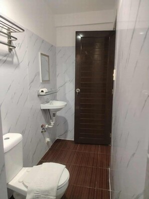 Bathroom - Lolas Lodge (Boracay Island)