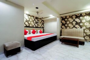 Egyptian cotton sheets, premium bedding, down duvets, in-room safe - Goroomgo Kabir charbagh Lucknow (Lucknow)