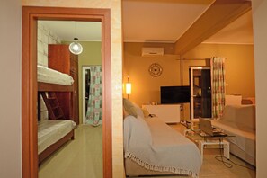 4 bedrooms, desk, iron/ironing board, free WiFi