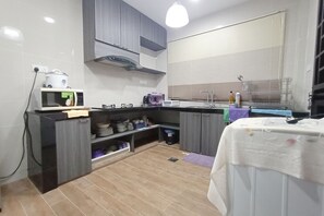 Réfrigérateur, four à micro-ondes