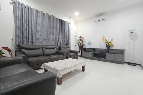 OYO 90203 Emma Sukma Homestay