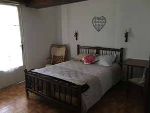 1 chambre, fer et planche à repasser, lit parapluie, Wi-Fi