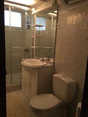 Dusche, Haartrockner, Handtücher, Toilettenpapier