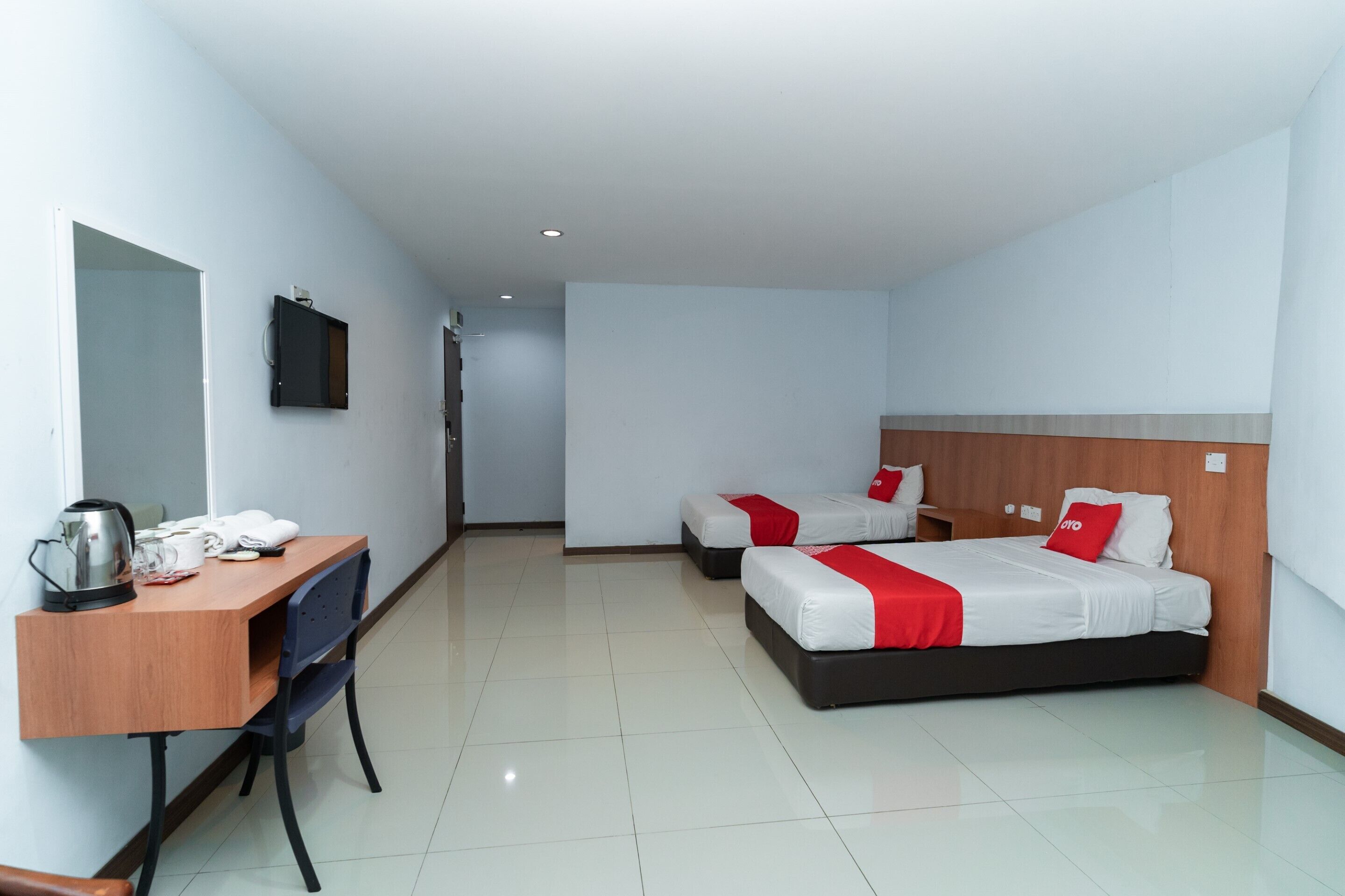 deluxe twin room | free wifi, bed sheets