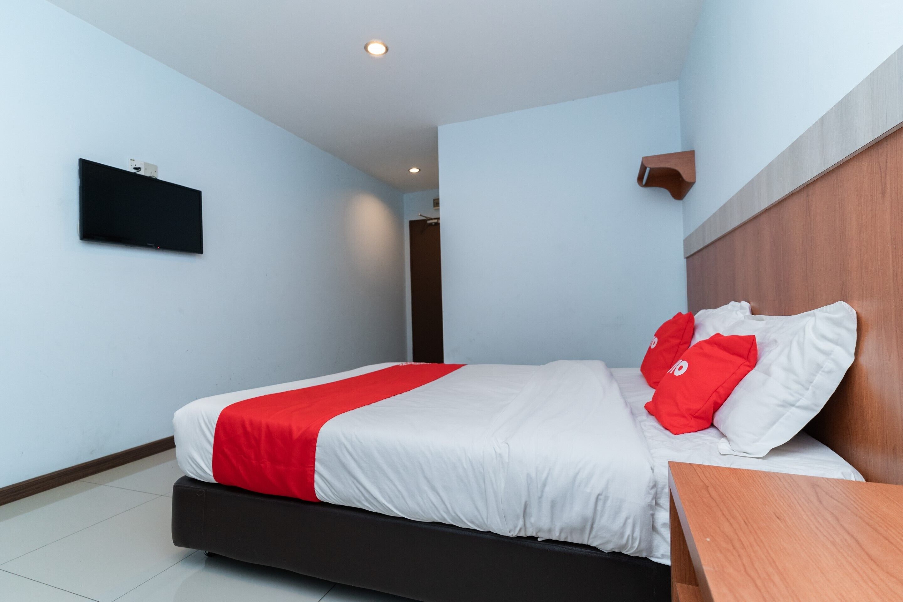 deluxe double room, 1 king bed | free wifi, bed sheets