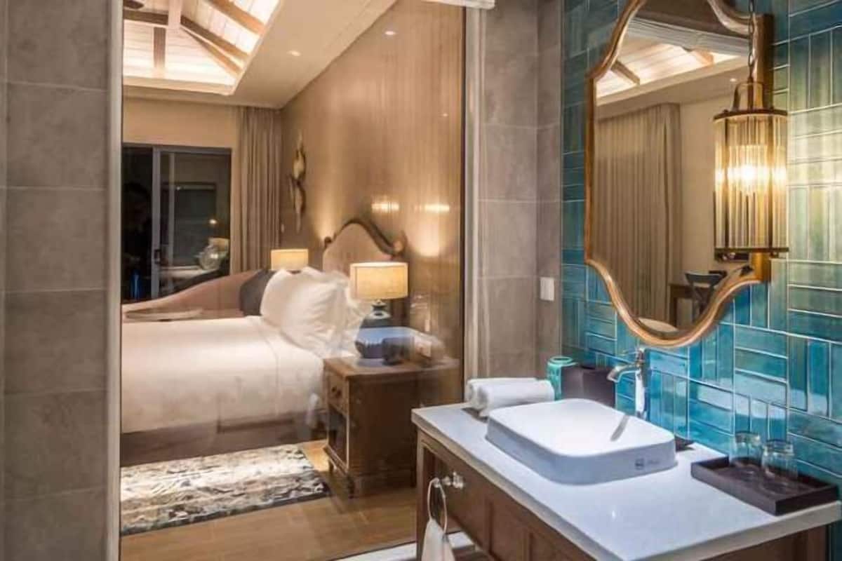 Minibar, in-room safe, laptop workspace, blackout drapes